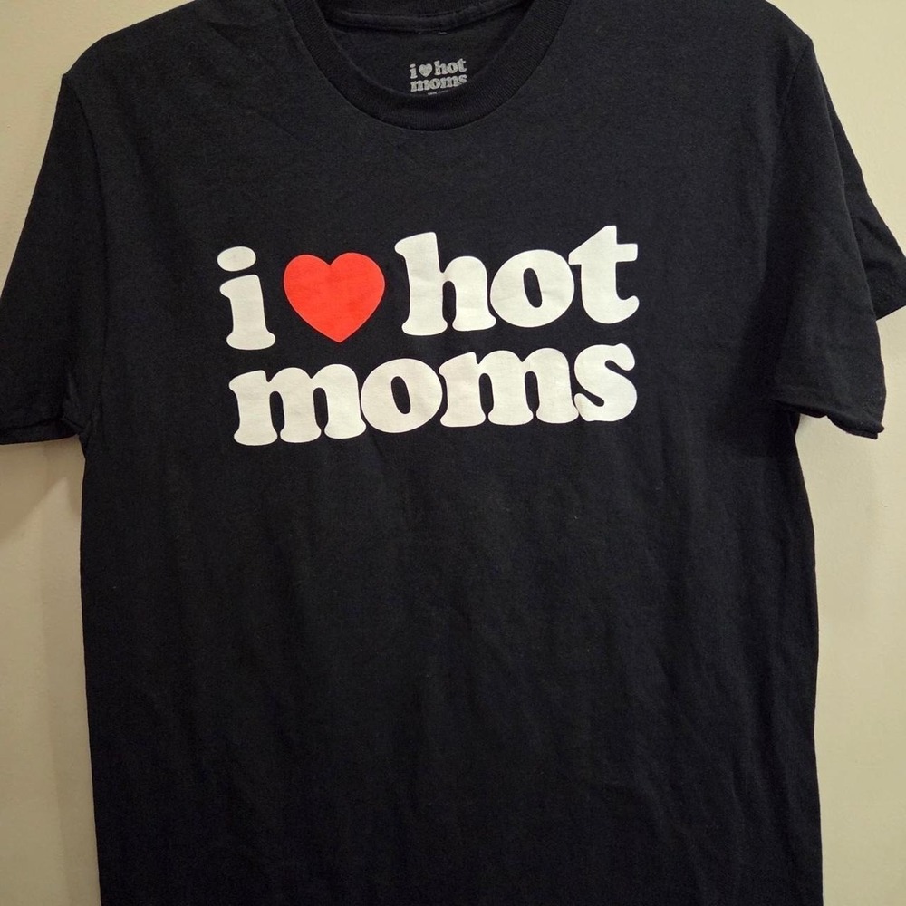 I ❤️ hot moms black t-shirt